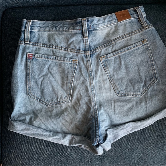 SOLD ON DEPOP - UO BDG Mom Jean High Waisted Jean Shorts - Size 30 - Picture 5 of 9